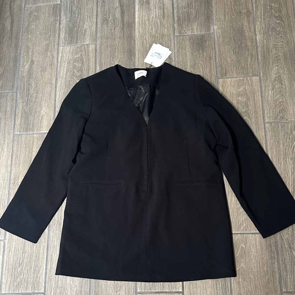 DISSH Black V-Neck Tunic with Clasp Front. Size US 12. NWT